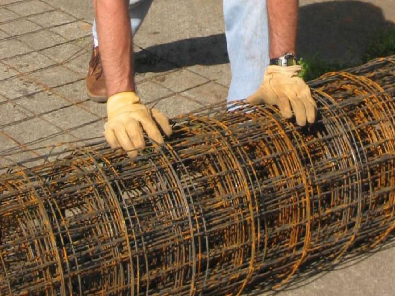 How to Make a Wire Tomato Cage | how-tos | DIY